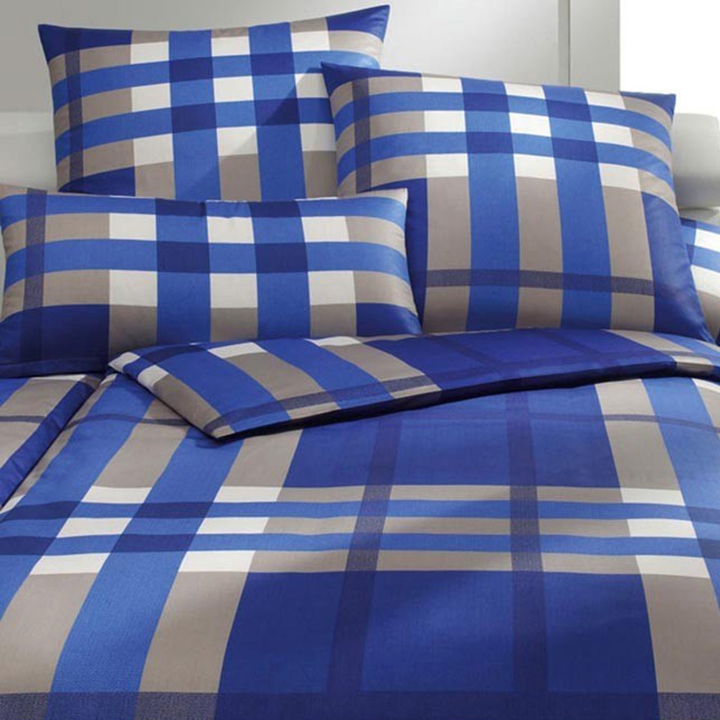 Duvetbezug 160x210cm + Kissenbezug 65x100cm
Joop Noble Squares Bettwäsche
Die JOOP! Mako-Satin Bettwäsche Noble Squares ist mit dem edlen, klassichen Hahnentritt geziert. Zudem ergibt sich aus verschiedenen Farbtönen, die wunderbar miteinander harmonieren, ein gelungenes Karo-Design.
