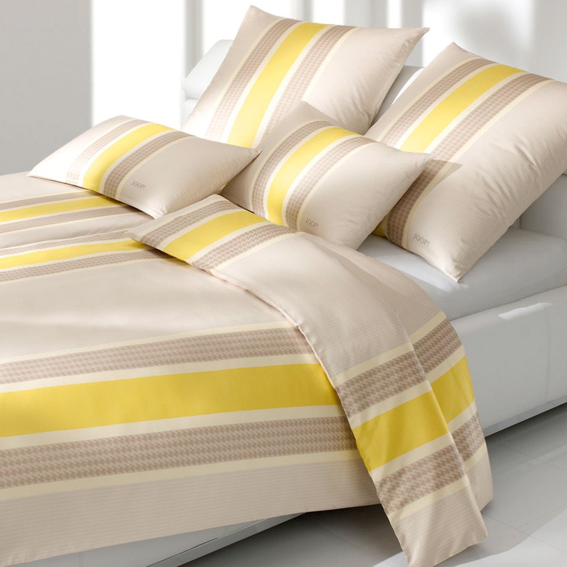 Die&nbsp;JOOP!&nbsp;Mako-Satin Bettwäsche Tinted Squares ist mit dem edlen, klassichen Hahnentritt geziert. Zudem ergibt sich aus verschiedenen Farbtönen, die wunderbar miteinander harmonieren, ein gelungenes Karo-Design.